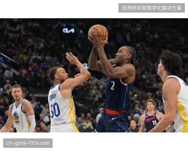 斯蒂芬·库里在三分线外的威胁依旧无解，勇士队的进攻空间依赖其强大的引力
